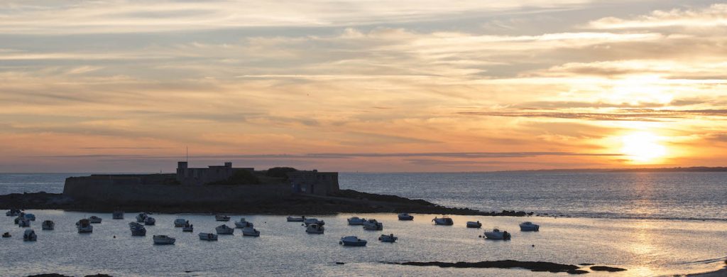 La plage de Fort-Bloqué s'étend sur les communes de Ploemeur et Guidel