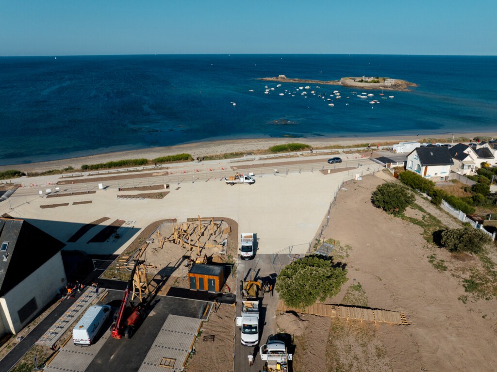 L'esplanade Florence Arthaud, l'aire de jeux et les sanitaires. ©Qaptur