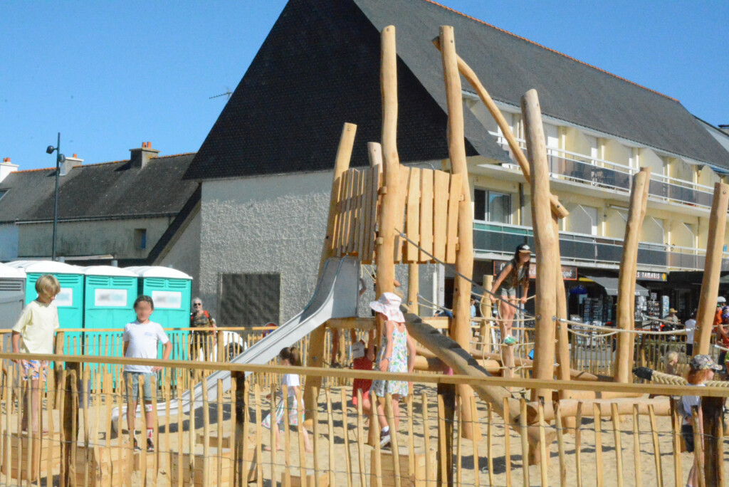 Photographie de l'aire de jeux inclusive en bois flotté installée place des Goémoniers
