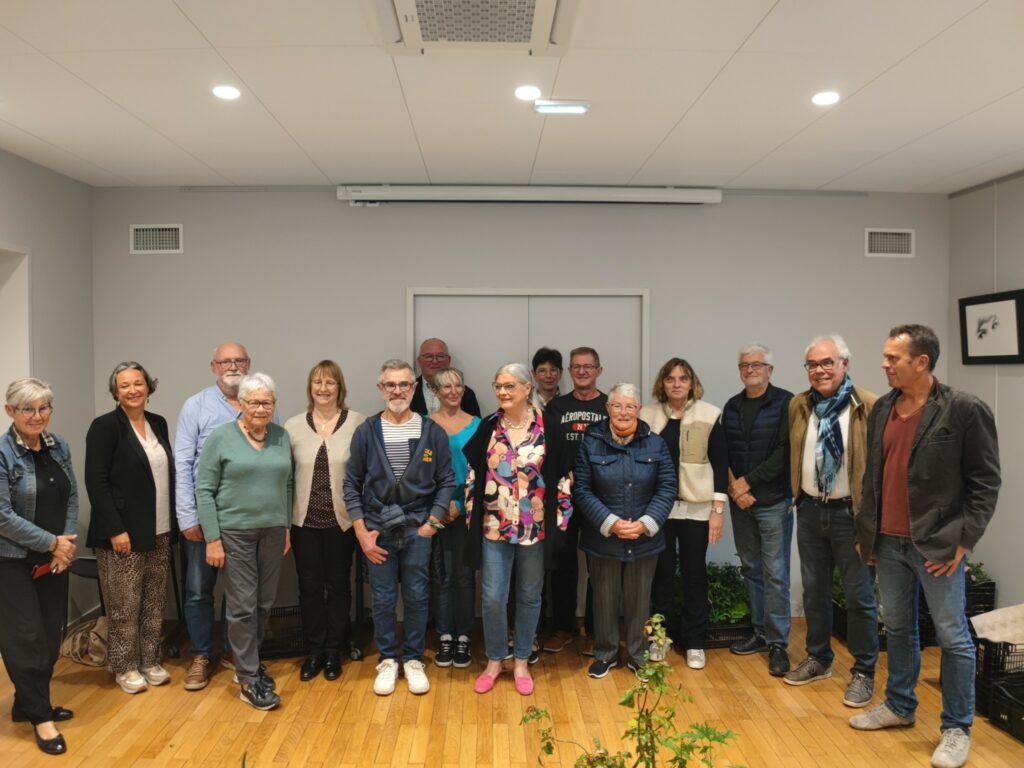 Photo de l'ensemble des participants au concours présents durant la remise des prix, en compagnie de membres du jury et d'élus de la collectivité.